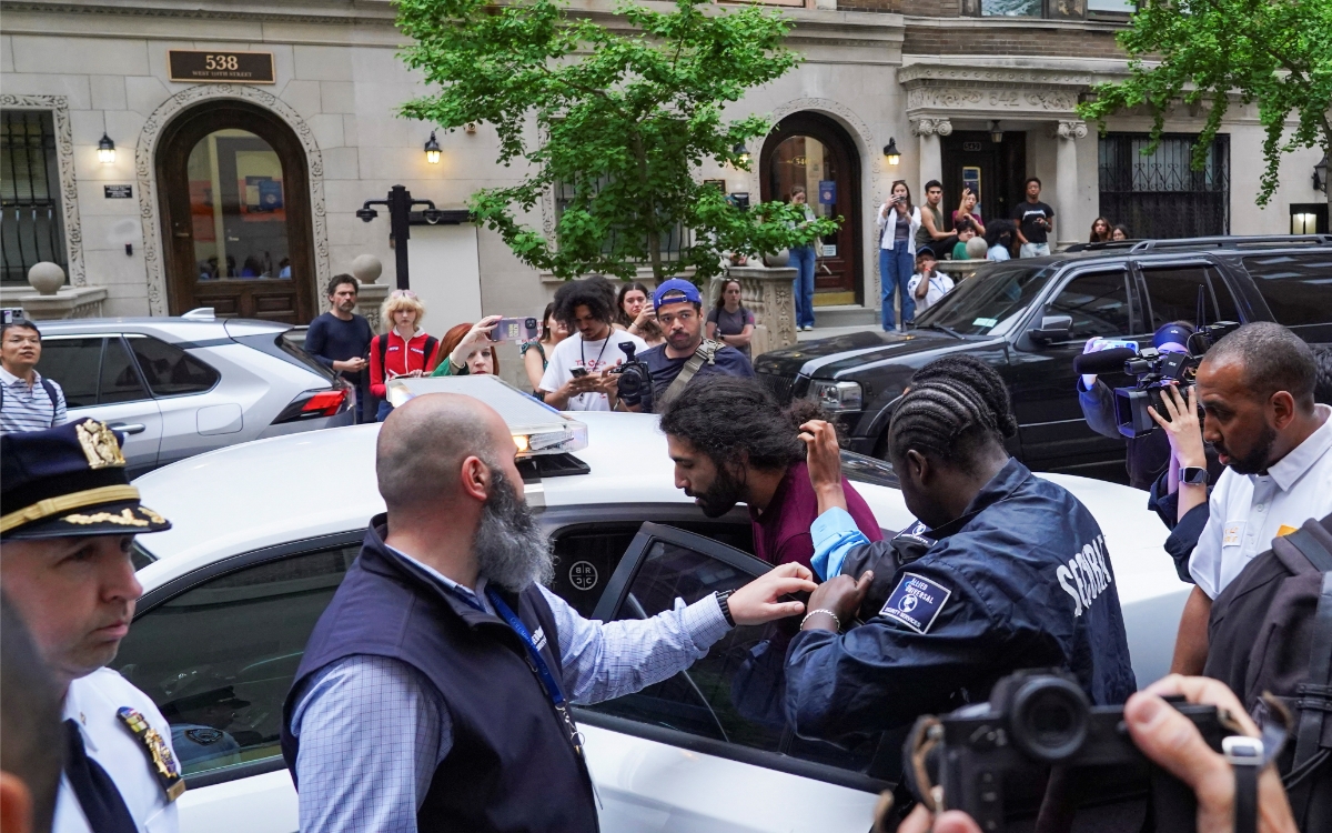 Videos | Policía entra a la Universidad de Columbia para "expulsar" a manifestantes pro-Palestina