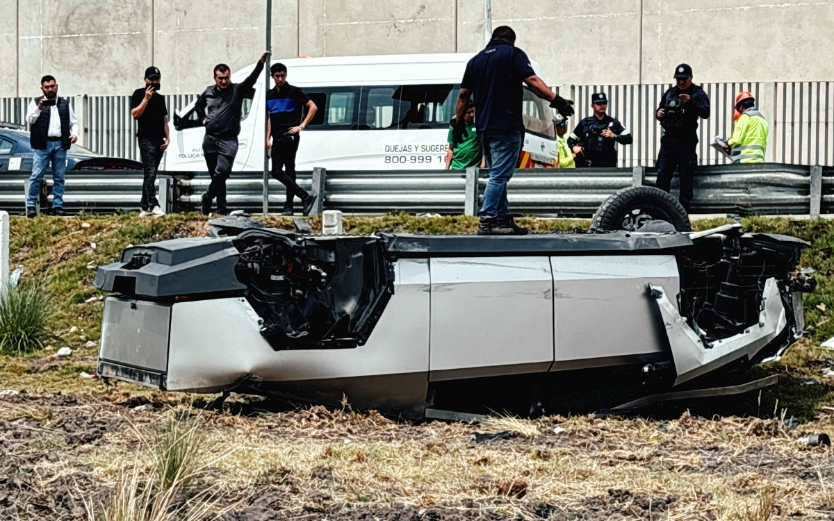 Videos | Se vuelca Cybertruck en Toluca, Edomex