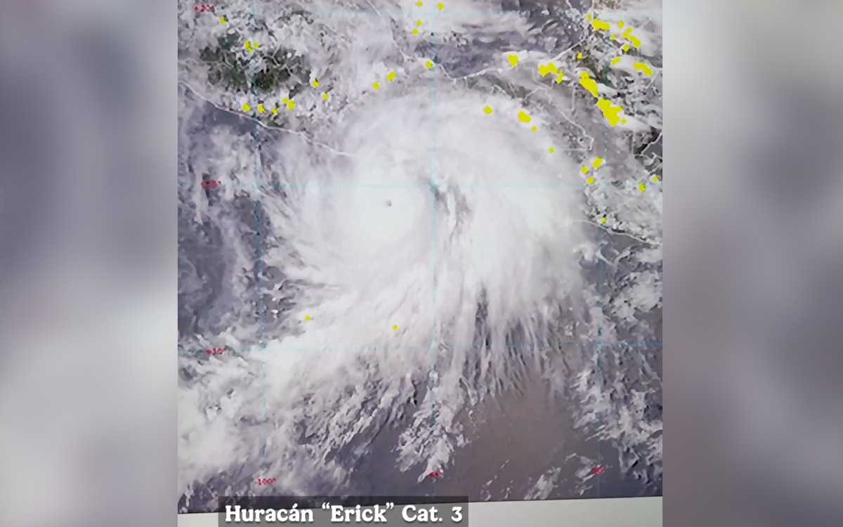 'Erick' se intensifica y ya es huracán categoría 3; está frente a Oaxaca y Guerrero