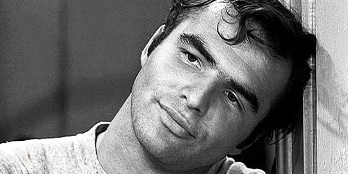 Hace 62 años, Burt Reynolds parodió a Marlon Brando en uno de los episodios más divisivos del episodio de Twilight Zone