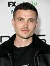 Tiro en la cabeza de Karl Glusman