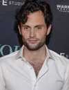 Tidado de la cabeza de Penn Badgley en el estreno en el restaurante Zengo en Zengo