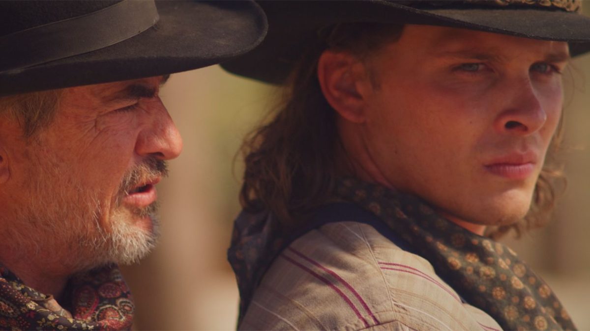 Dermot Mulroney de One Chicago es un entrenador de pistolas en el primer trailer para el nuevo thriller occidental Long Shadows