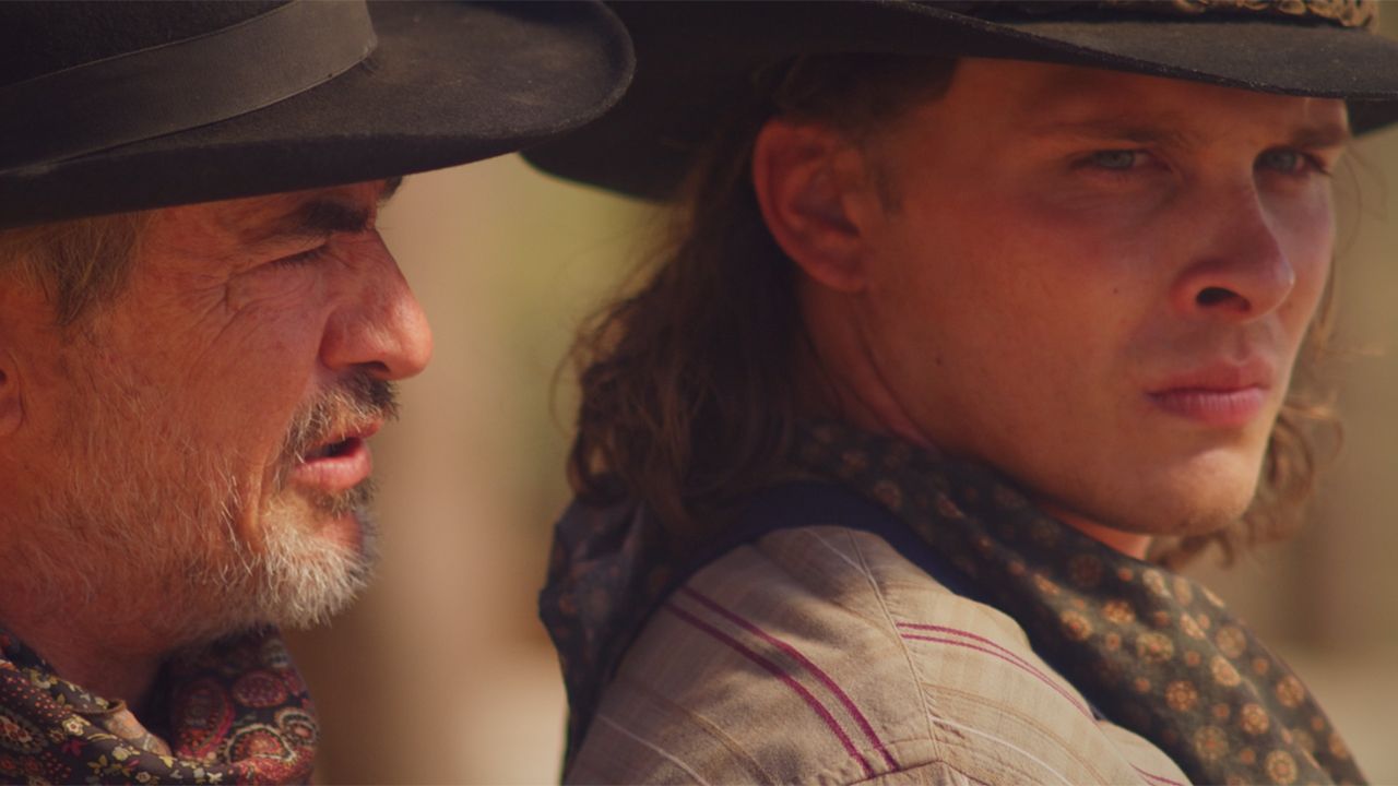 Dermot Mulroney de One Chicago es un entrenador de pistolas en el primer trailer para el nuevo thriller occidental Long Shadows