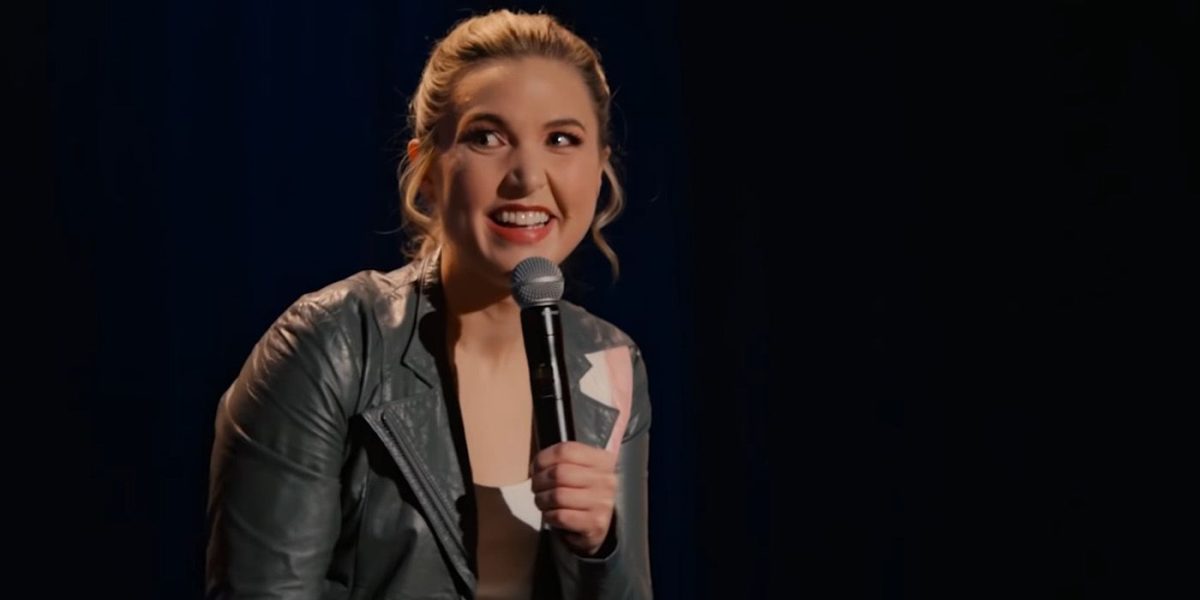 Taylor Tomlinson se despide de después de la medianoche en un monólogo de despedida llorosa