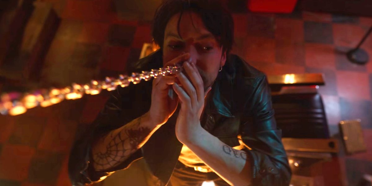 "Eso es exactamente lo que está haciendo la muerte": por qué la escena del salón de tatuajes de Erik ocurre en absoluto explicada por los directores de líneas de sangre de destino final