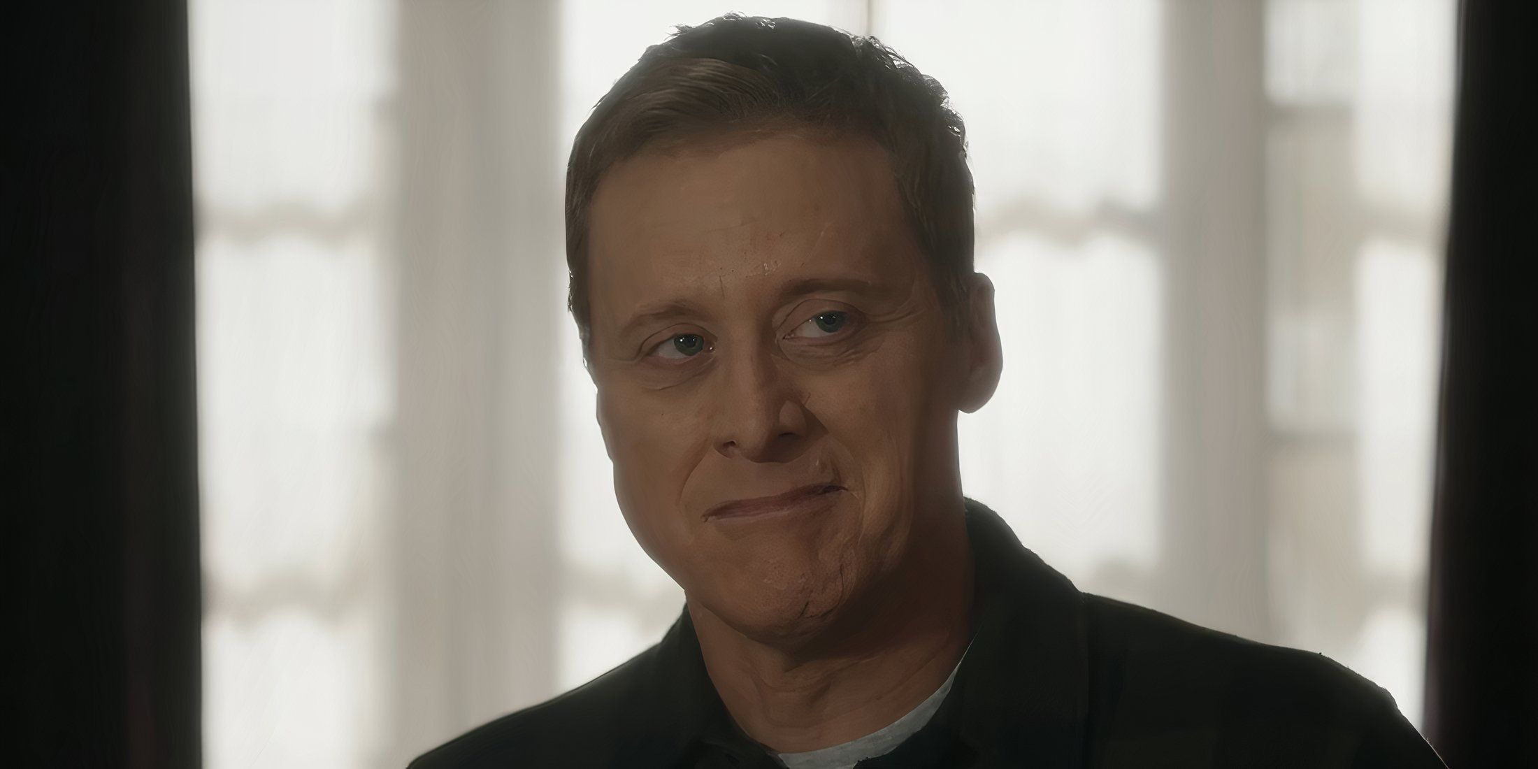 Alan Tudyk residente Alan Tudyk resume hilarantemente temporadas 1-3 en un nuevo clip antes de la temporada 4 Estreno en Syfy & USA