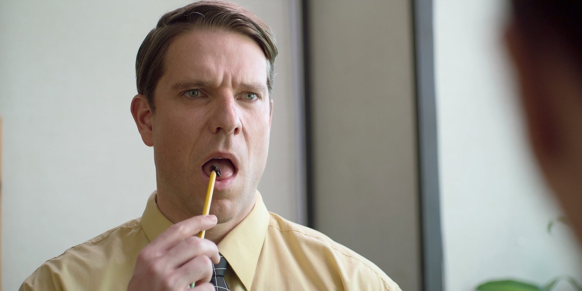 Don’t Tell Larry Review: esta comedia oscura desperdicia varios actores sobresalientes en chistes de nivel de superficie y una historia decepcionante