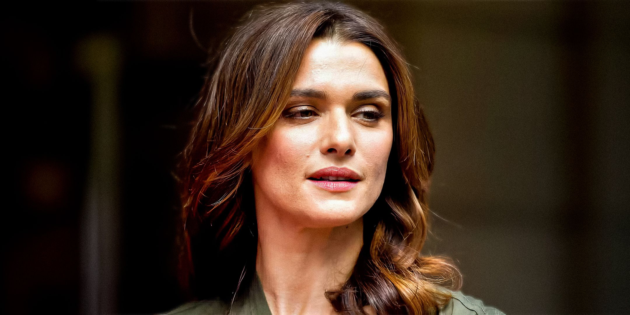 Estrella del drama romántico del 92% RT de Netflix que regresa al streamer para dirigir una serie limitada frente a Rachel Weisz