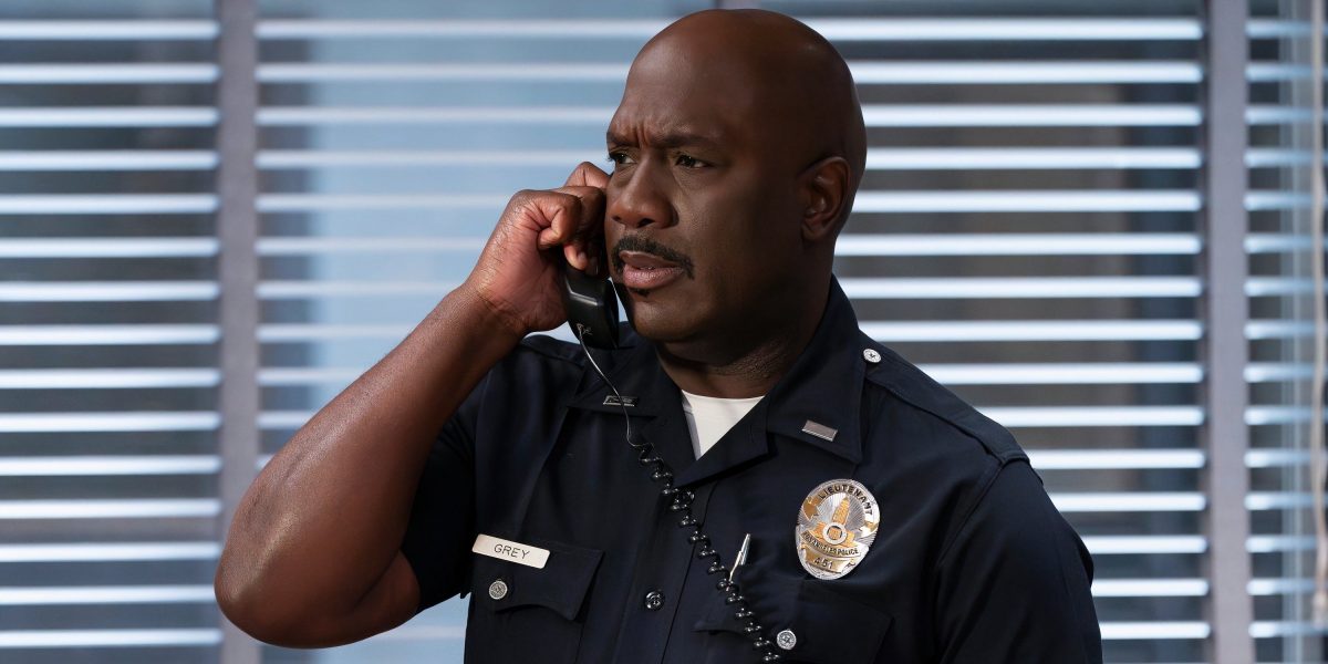 Por qué el sargento Gray cubre para Lucy en el novato revelado por Richard T. Jones