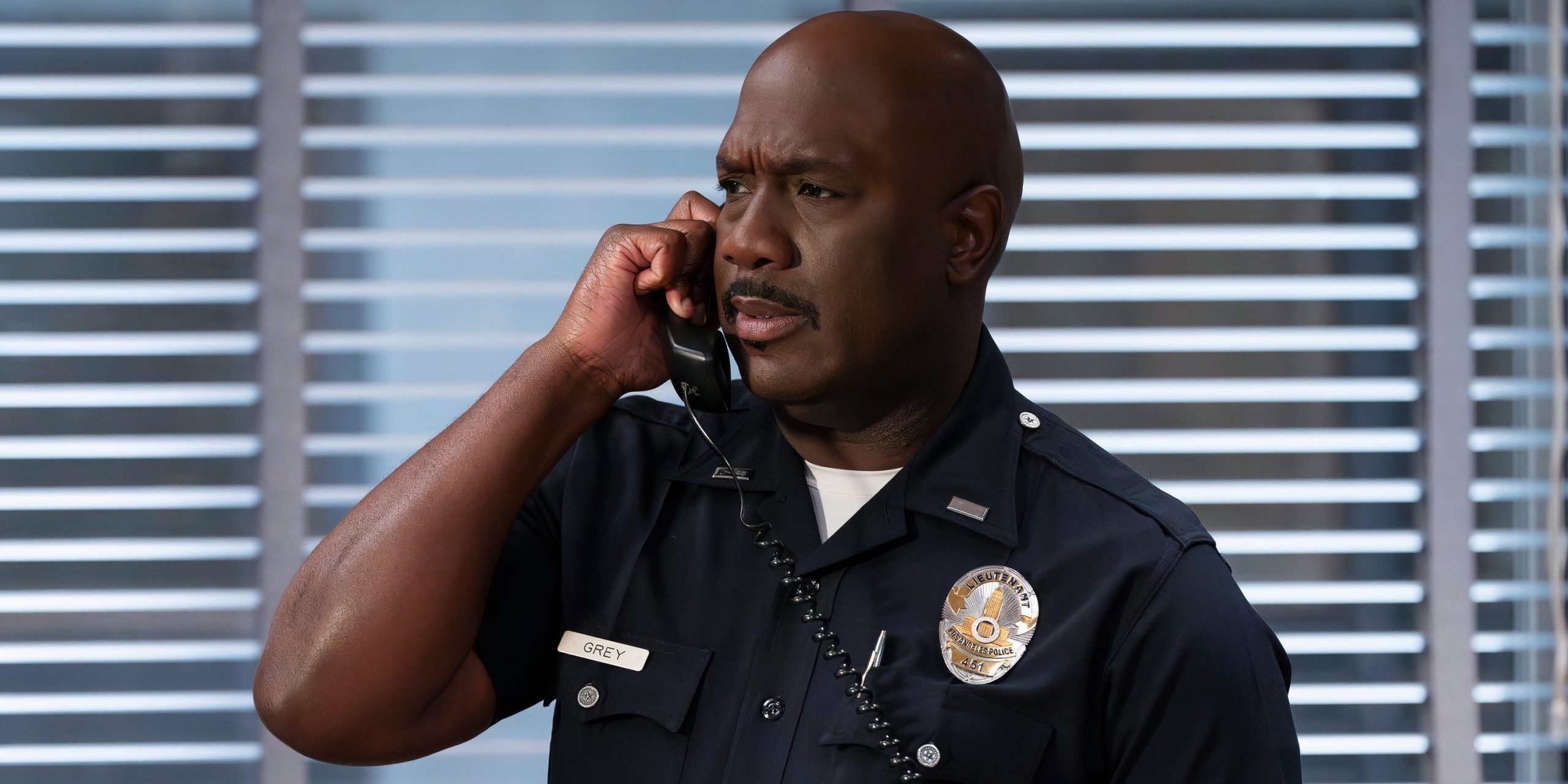 Por qué el sargento Gray cubre para Lucy en el novato revelado por Richard T. Jones