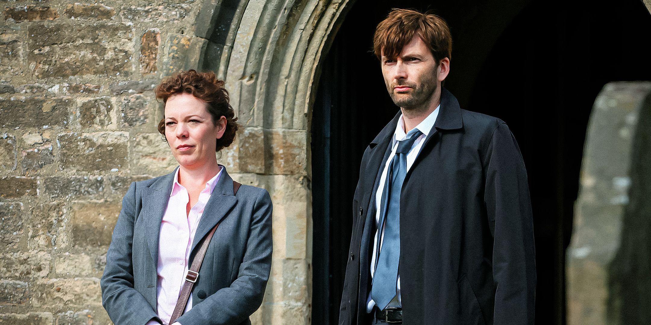 Si extrañas el dúo de detectives de Broadchurch de Olivia Colman y David Tennant, mira este drama del crimen británico con un toque de ciencia ficción