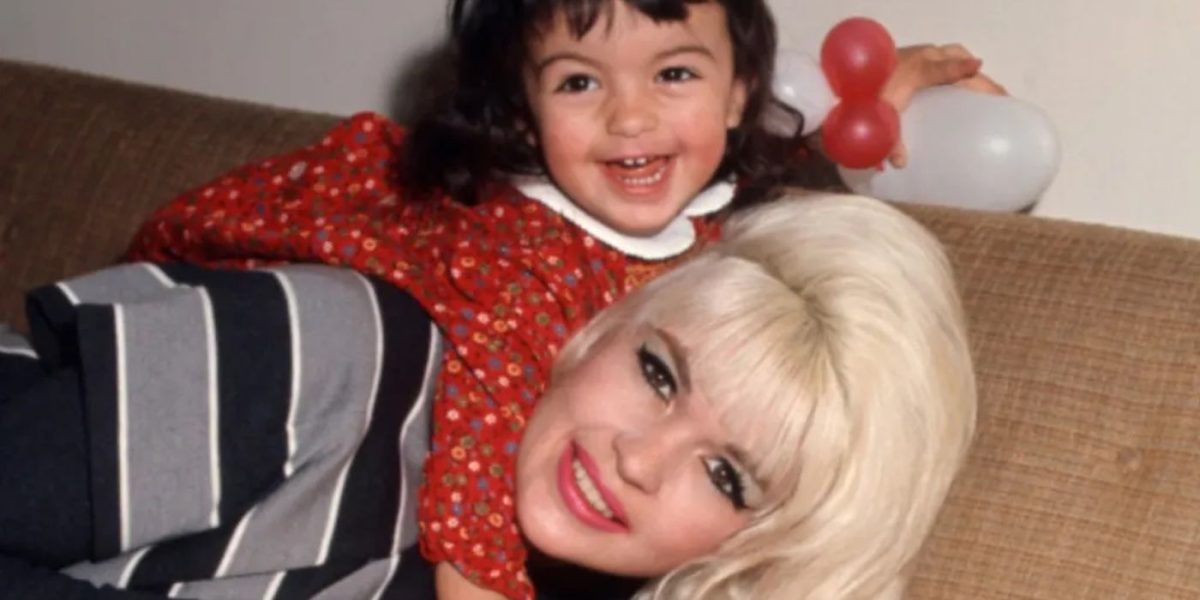 My Mom Jayne Review: Law & Order Star comparte catarsis personal y secretos familiares para contar la historia de Jayne Mansfield en sus propios términos