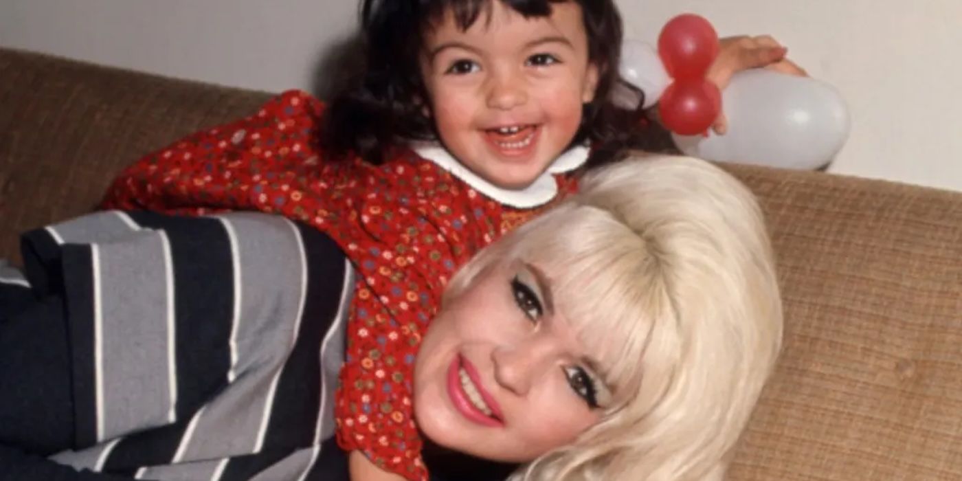 My Mom Jayne Review: Law & Order Star comparte catarsis personal y secretos familiares para contar la historia de Jayne Mansfield en sus propios términos