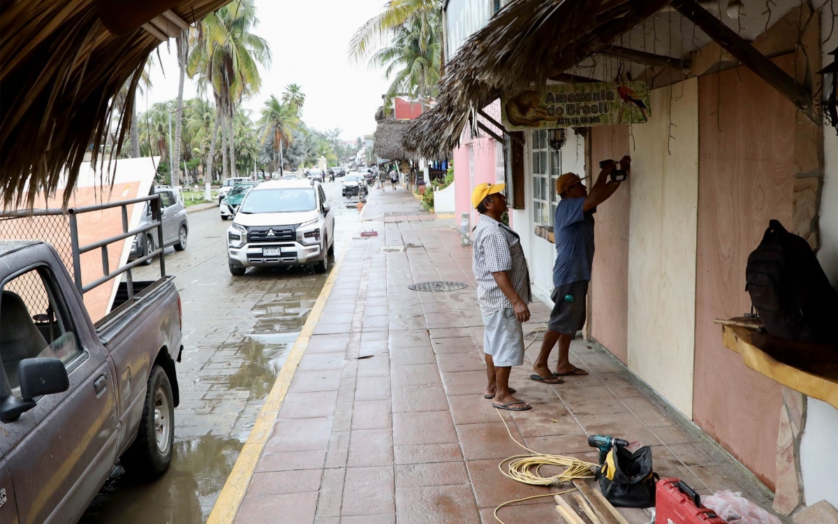 Ante llegada de huracán Erick, Sheinbaum pide a población refugiarse