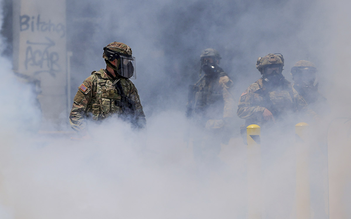 California demandará a Trump por despliegue militar; 500 marines listos para actuar en Los Ángeles