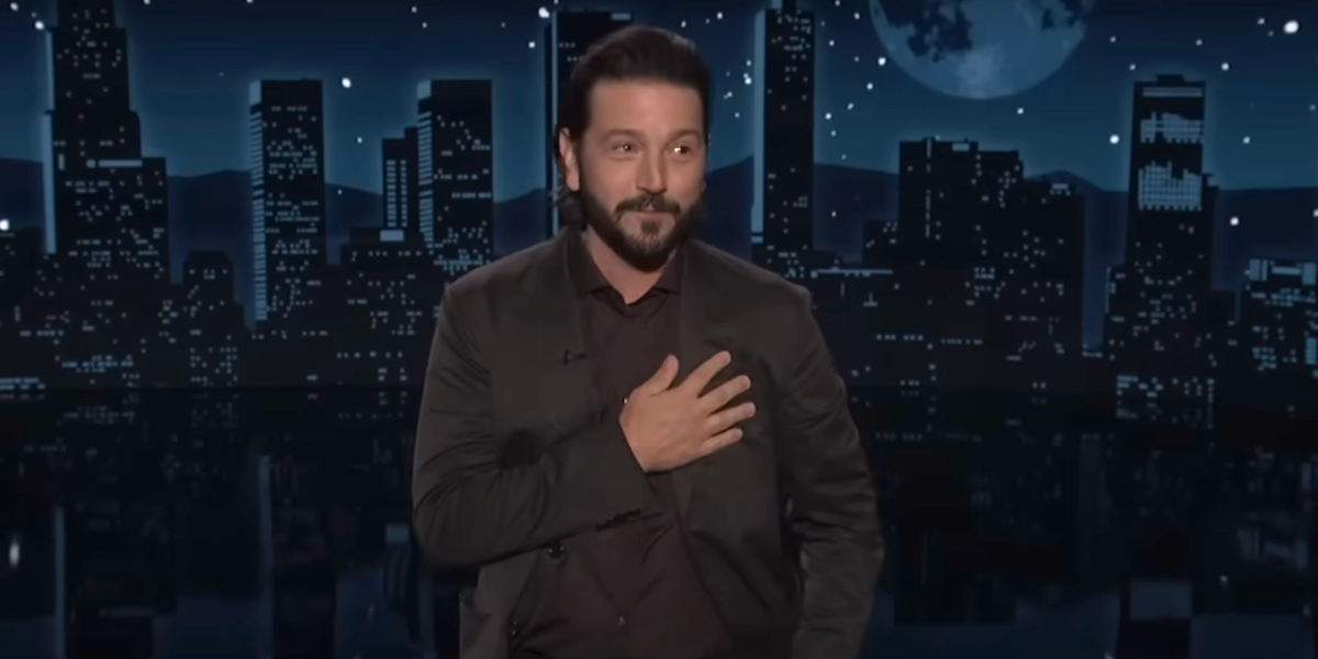 Diego Luna Champions Inmigrants, golpea a Trump en su debut monólogo como anfitrión invitado de Jimmy Kimmel