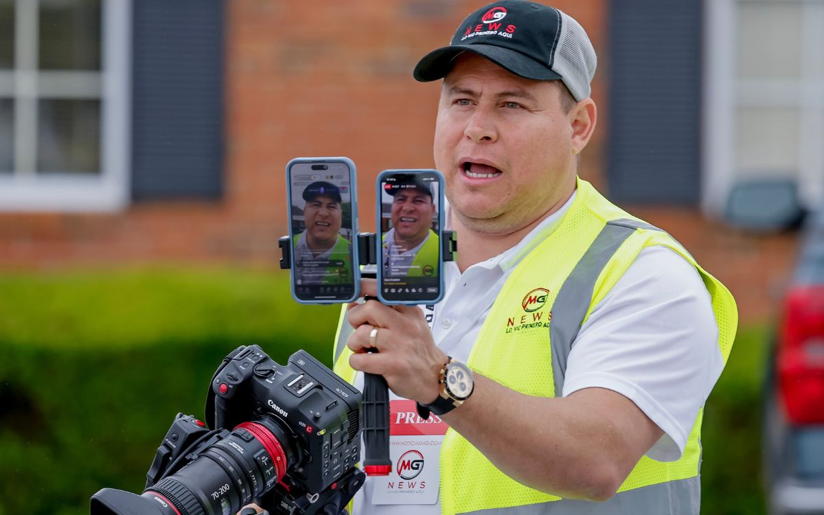 Entregan a ICE al periodista salvadoreño arrestado por cubrir protestas del 'No Kings'