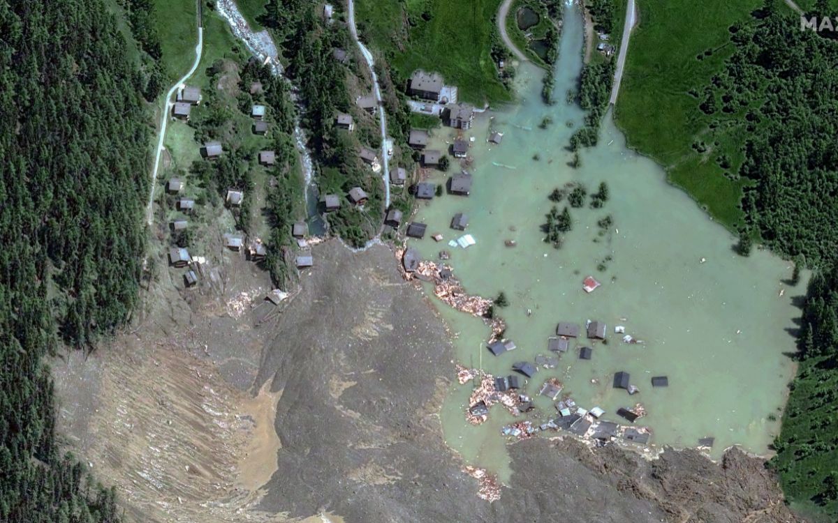 Hallan cuerpo de hombre sepultado por glaciar que arrasó con un pueblo suizo