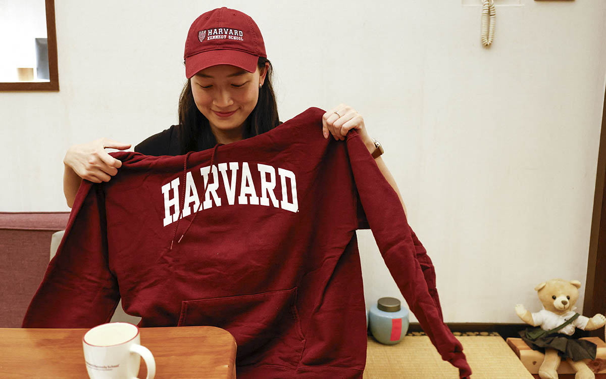 Harvard considera ilegal la suspensión de visas a estudiantes extranjeros ordenada por Trump