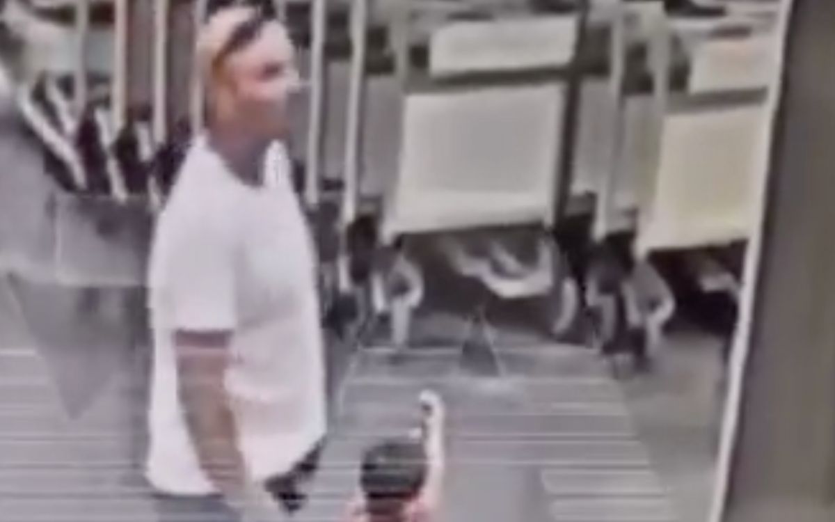 Hombre ataca a niño de 18 meses en aeropuerto ruso; lo deja en coma