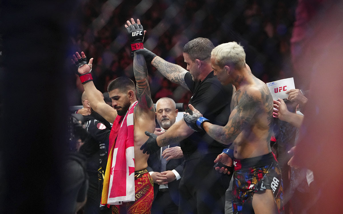 Ilia Topuria vence por nocaut a Oliveira; es campeón ligero de la UFC
