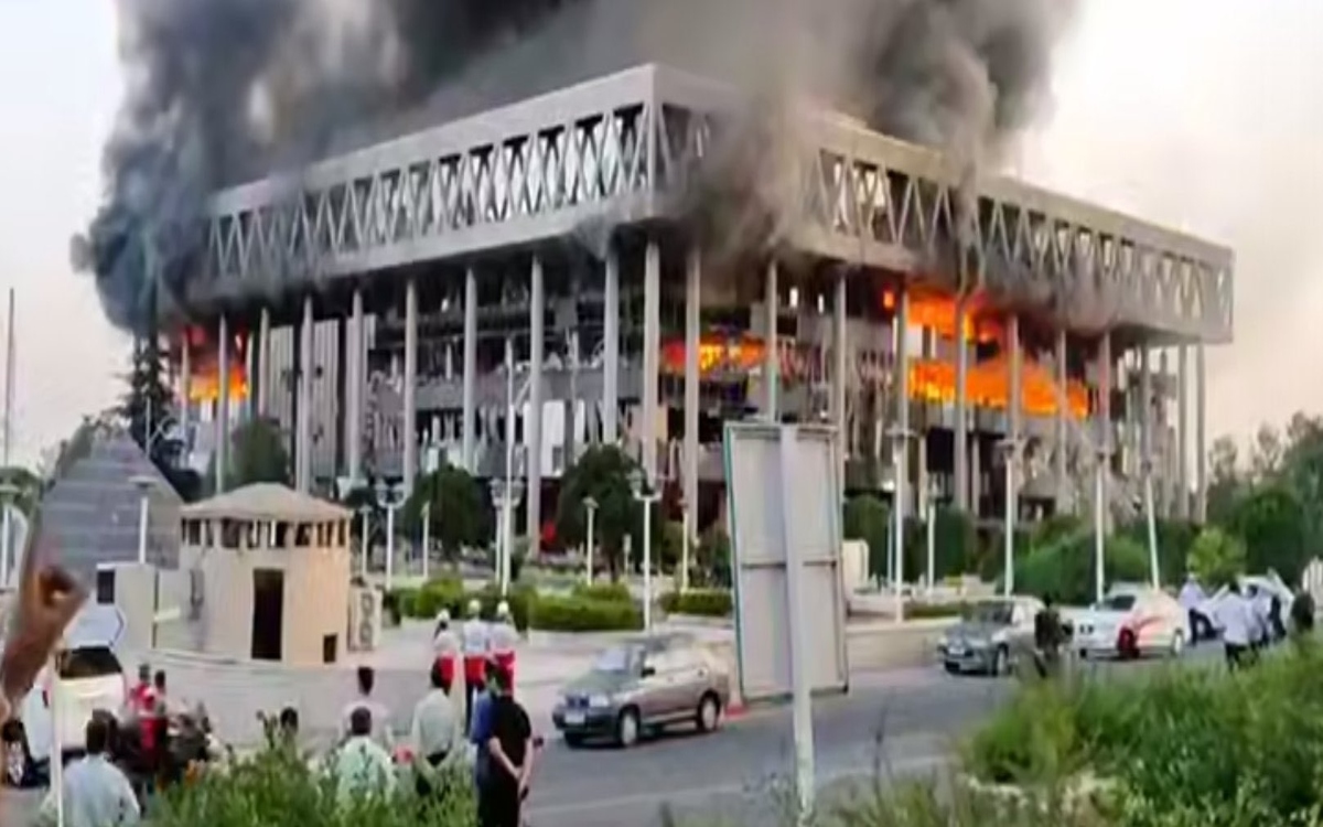 Israel bombardea sede de la televisión pública iraní | Video