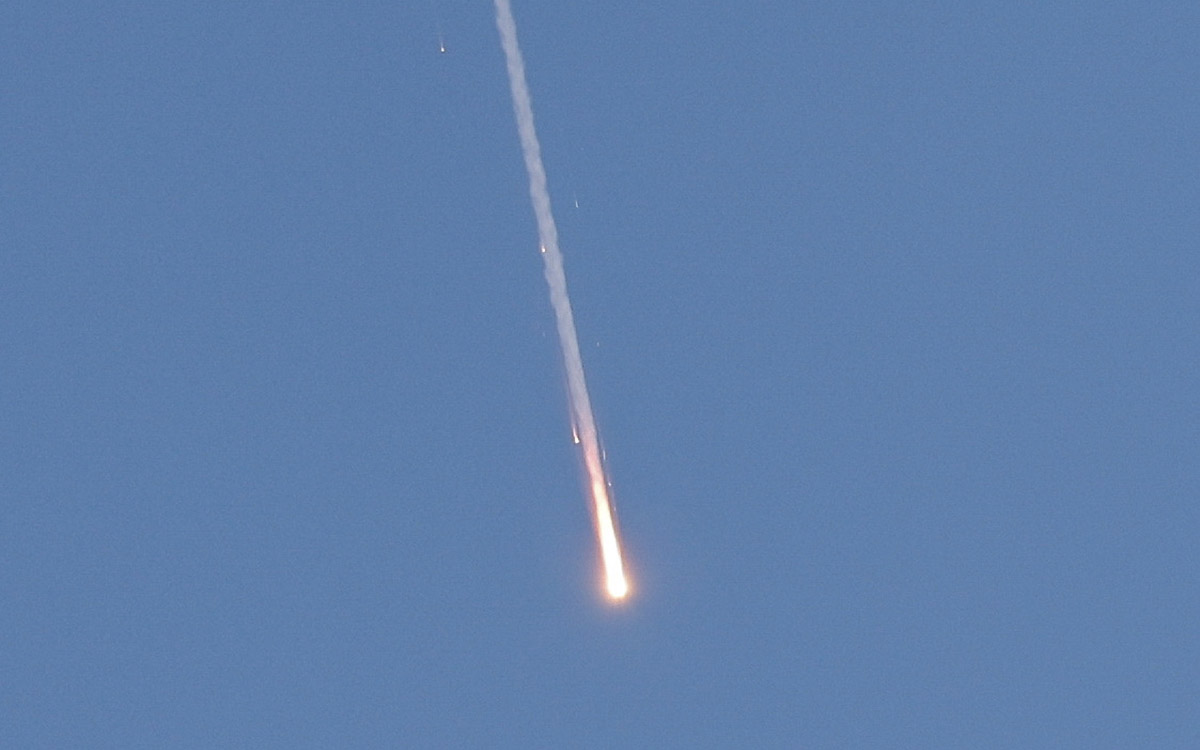 Israel denuncia ataque de Irán tras la entrada en vigor del alto al fuego; ordena represalias