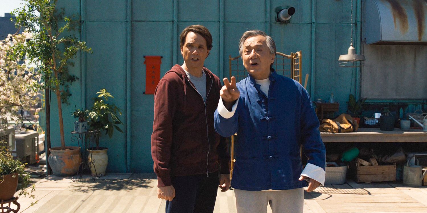 Sr. Han (Jackie Chan) explicando a Daniel Larusso (Ralph Macchio) en Karate Kids- Legends