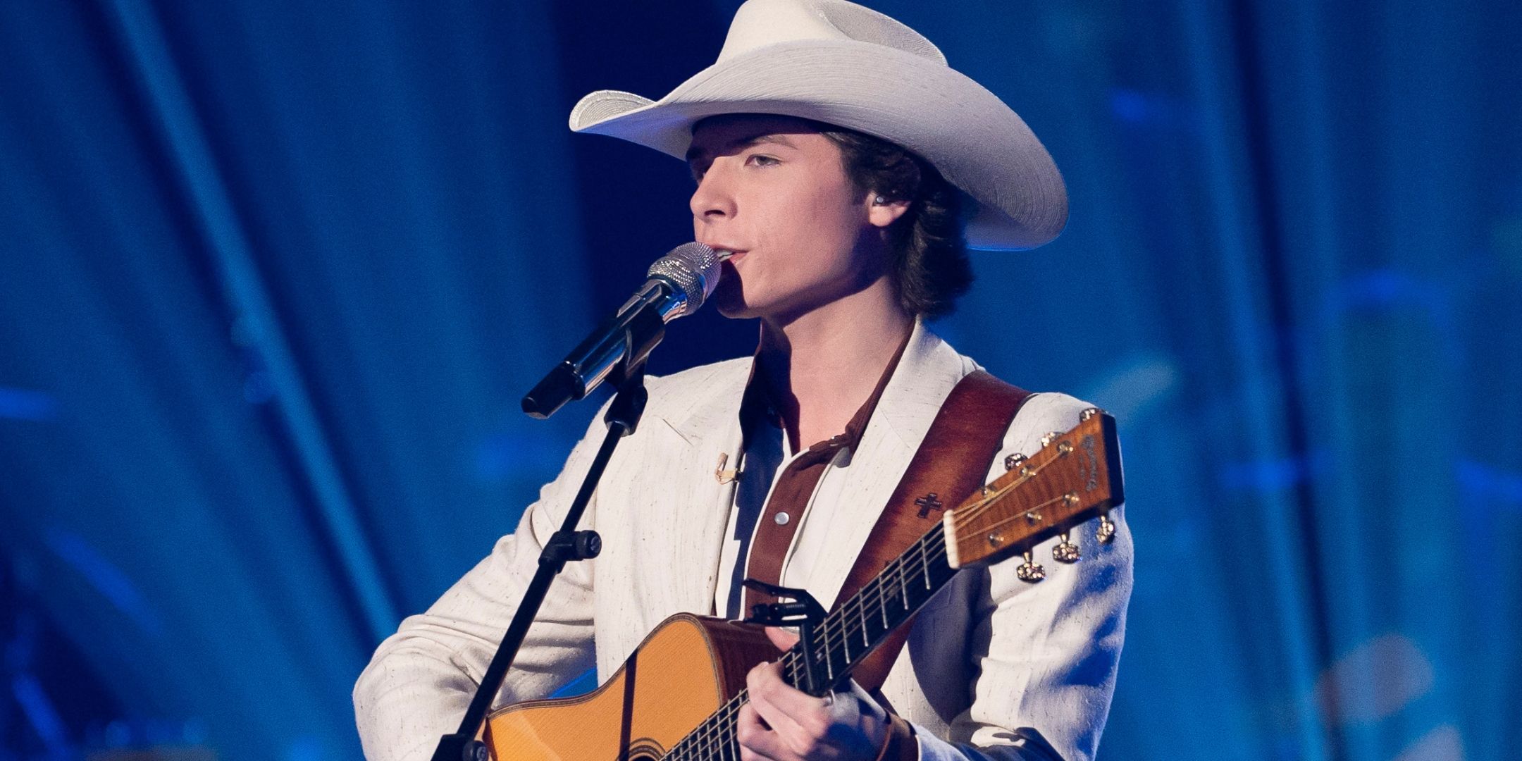 John Foster de American Idol canta mientras toca la guitarra