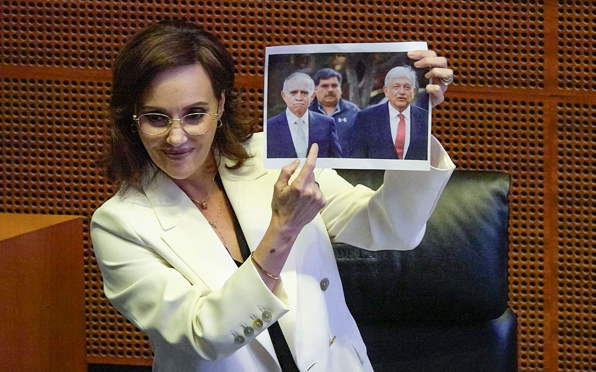 Lilly Téllez muestra foto de AMLO y Alfonso Romo; morenistas gritan: '¡Es un honor estar con Obrador!'