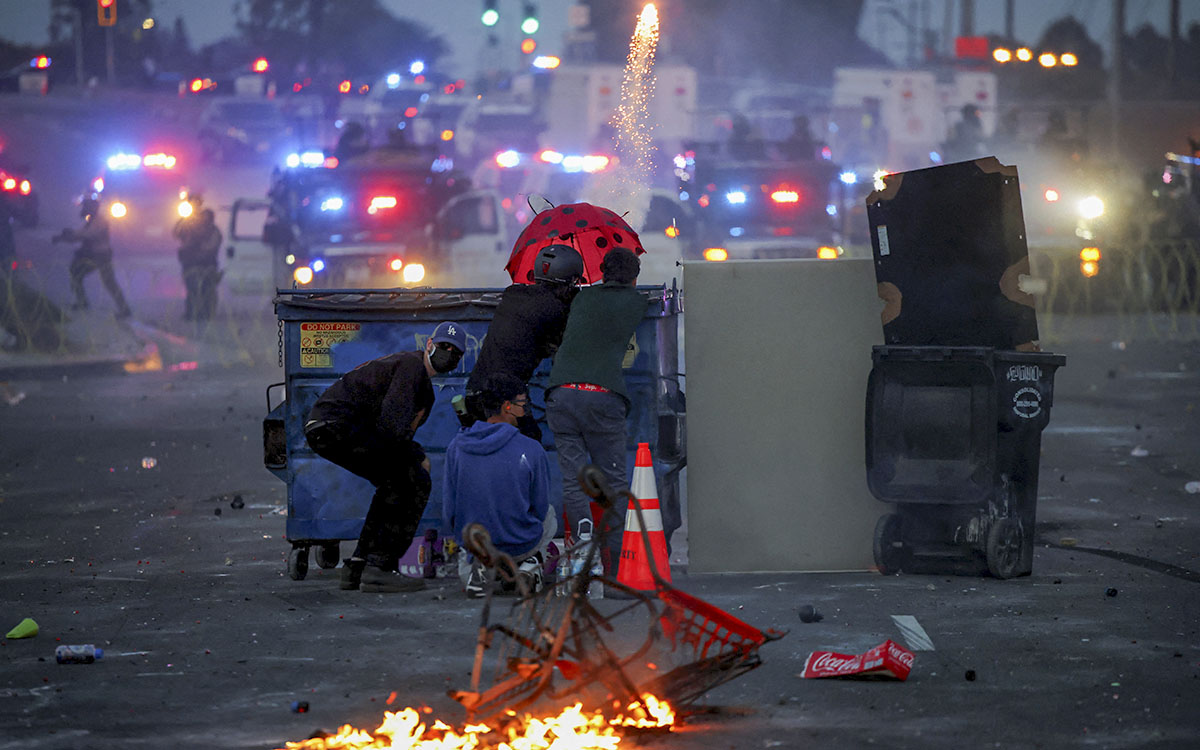 Los Ángeles: Trump aplaude a la Guardia Nacional y prohíbe usar máscaras en las protestas
