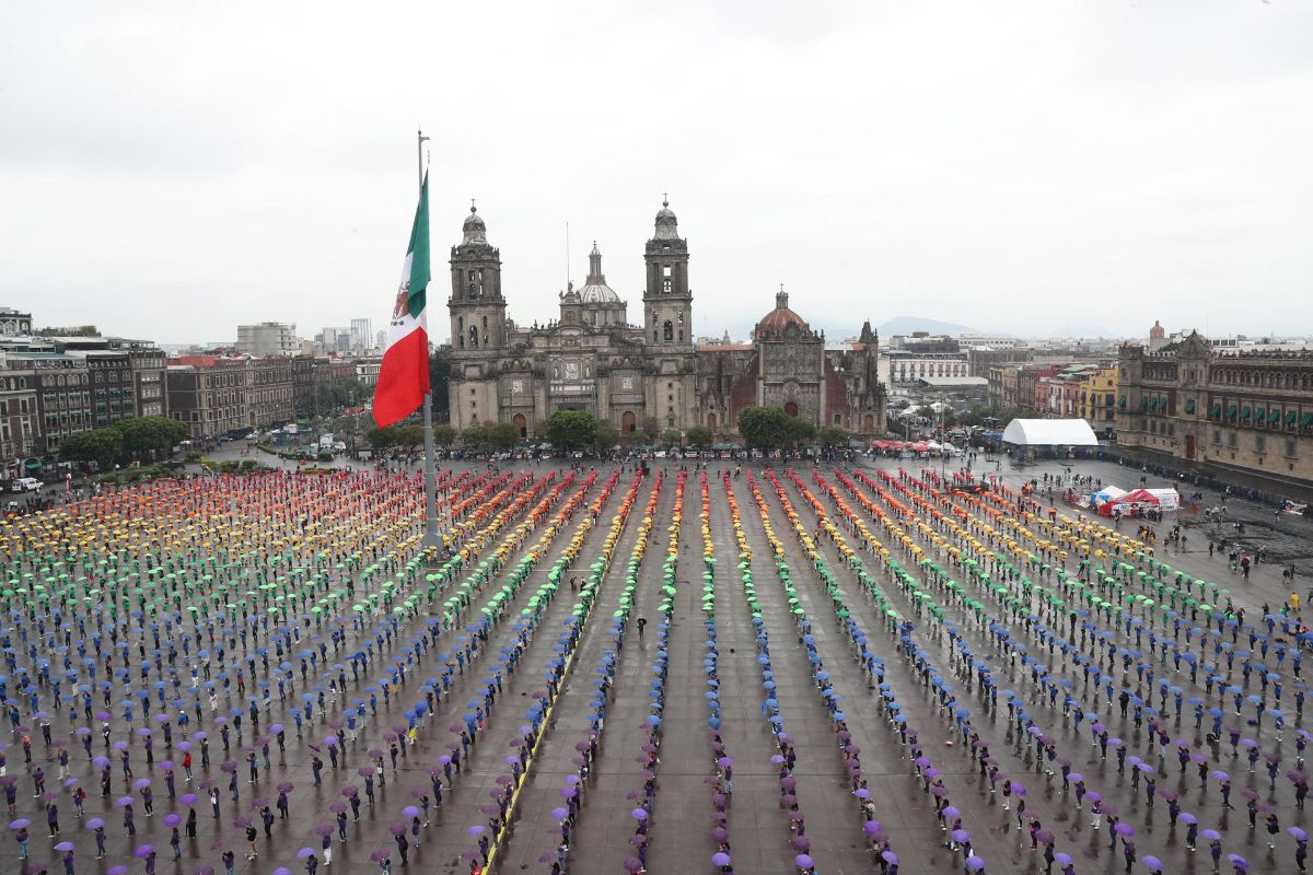 Miles crean bandera monumental LGBTI+ humana en el Zócalo de la CDMX