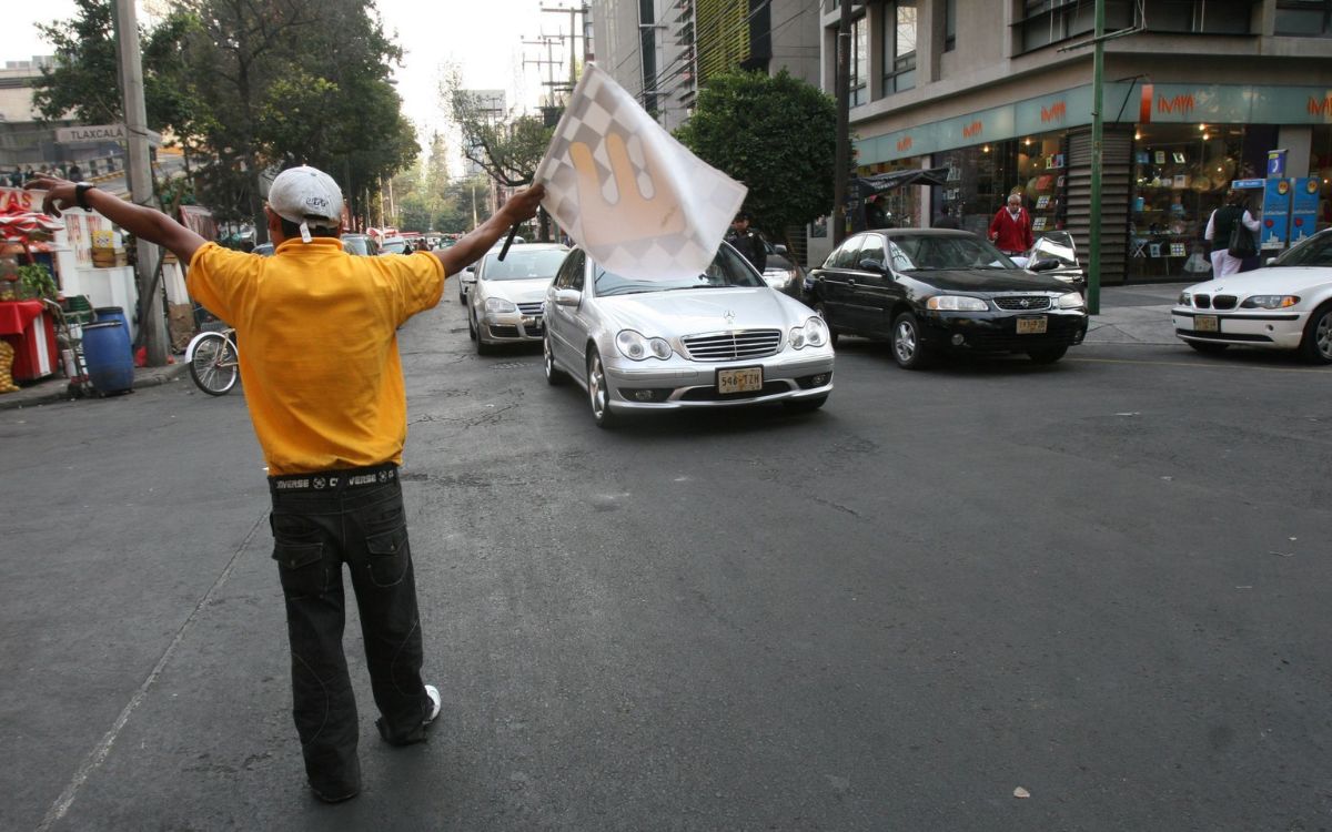 CDMX aprueba sancionar con hasta 36 horas de arresto a 'franeleros' abusivos