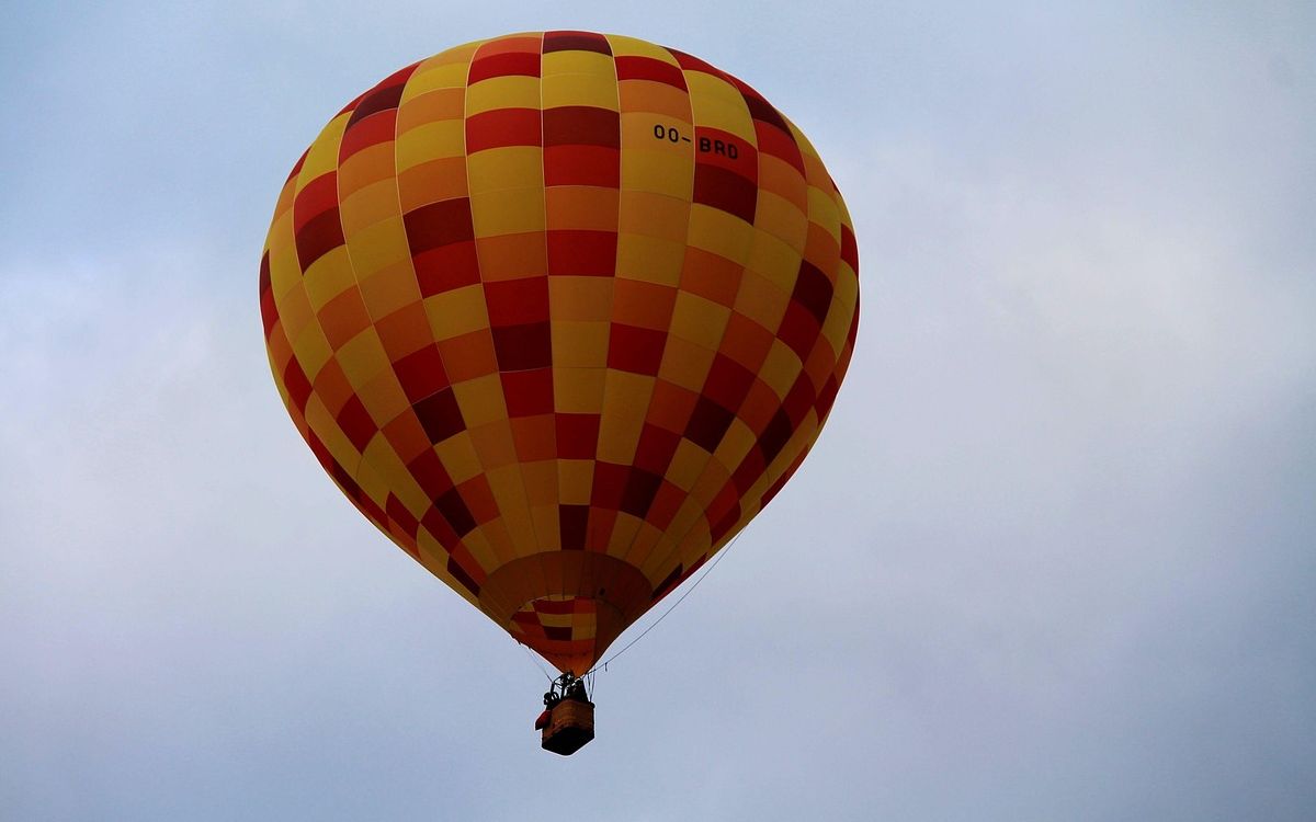 Mujer muere embarazada al caer globo aerostático con 30 pasajeros en Brasil