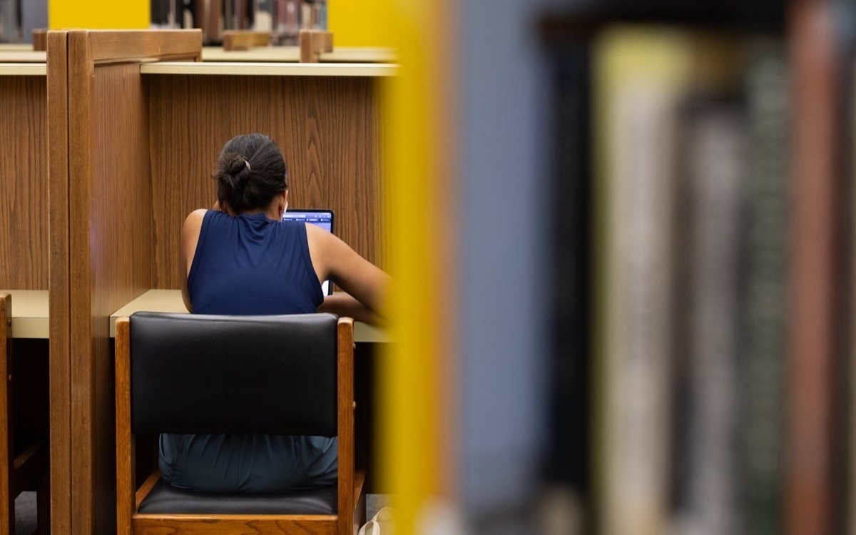 Ordenan a universidades identificar a estudiantes indocumentados en Texas | Video
