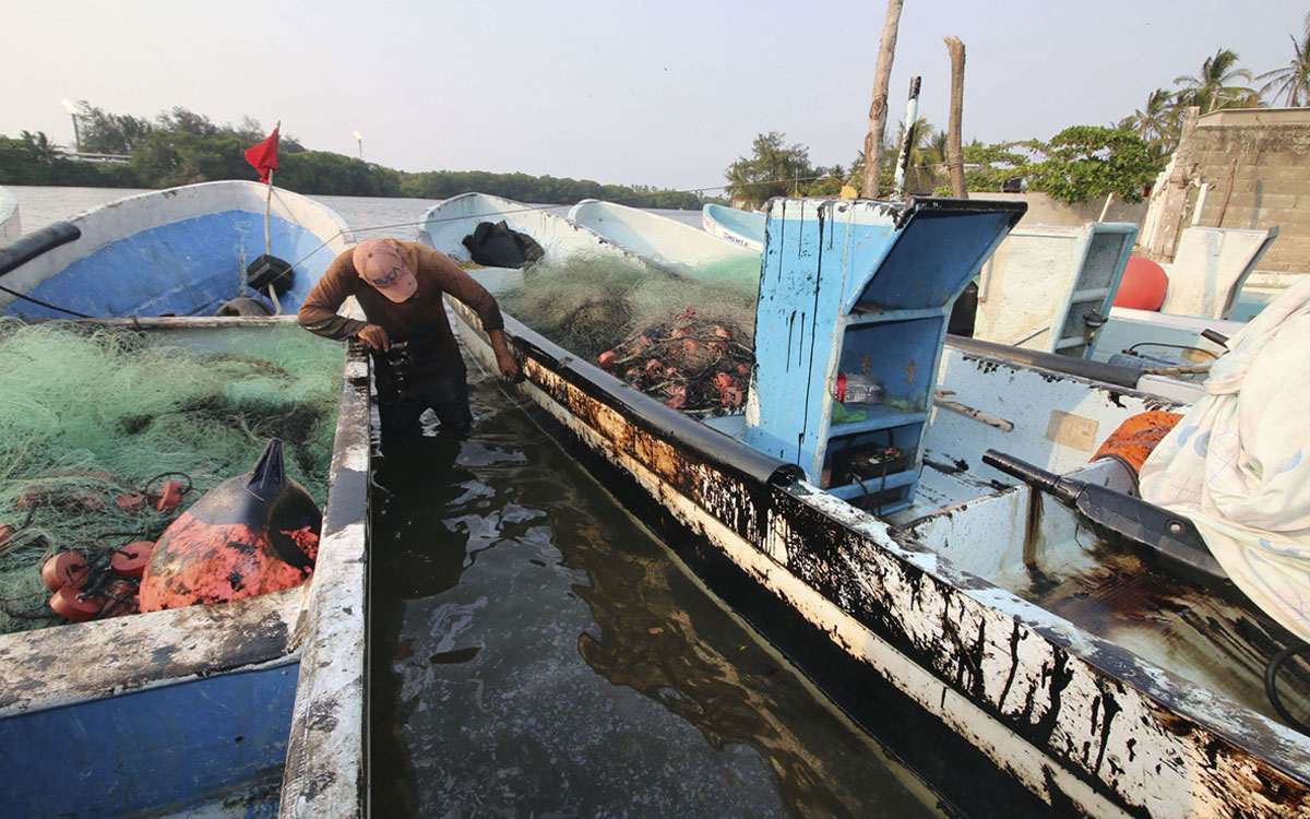 Pemex negocia con pescadores afectados por derrame en ducto de Tabasco