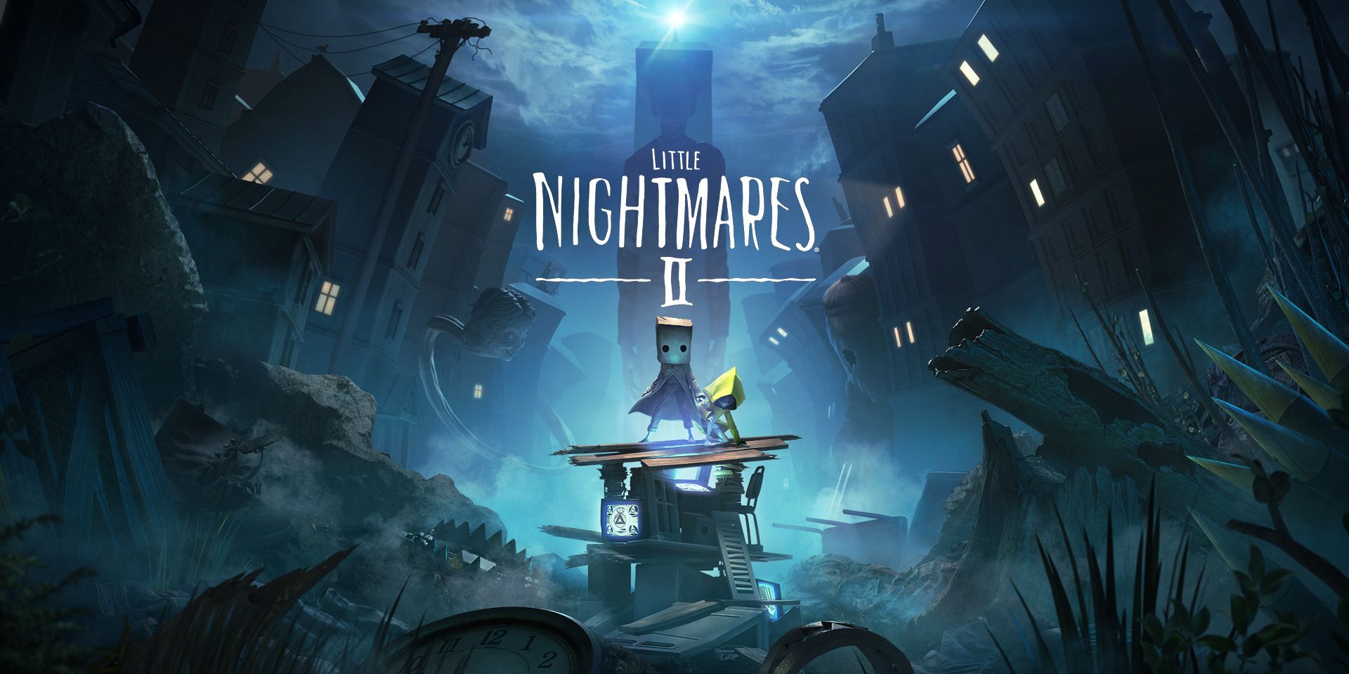 Little Nightmares 2 Bag-Head Boy de pie sobre una tabla de madera en una ciudad destruida.