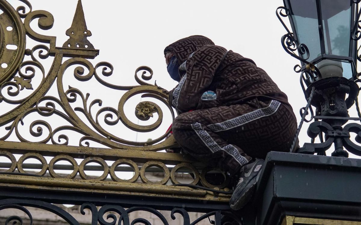 Protesta colectivo feminista frente a Segob; escalan reja para exigir audiencia