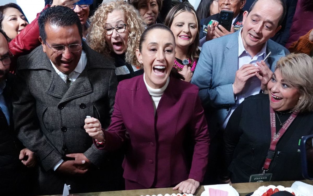Sheinbaum festeja cumpleaños 63 entre periodistas y mensajes