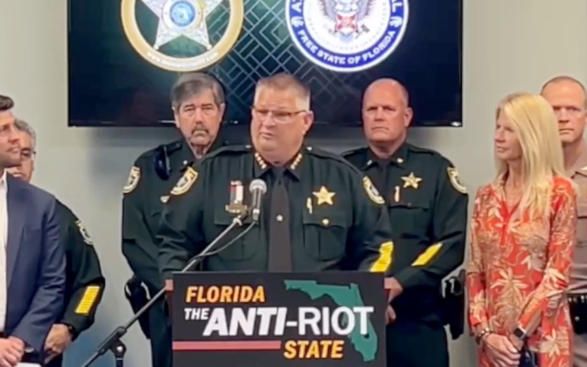 Sheriff amenaza a manifestantes violentos: ‘te mataremos’