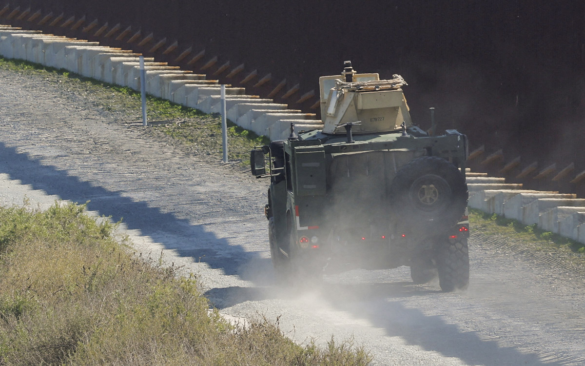 Soldados de EU detienen por primera vez a migrantes en la franja militar de la frontera con México