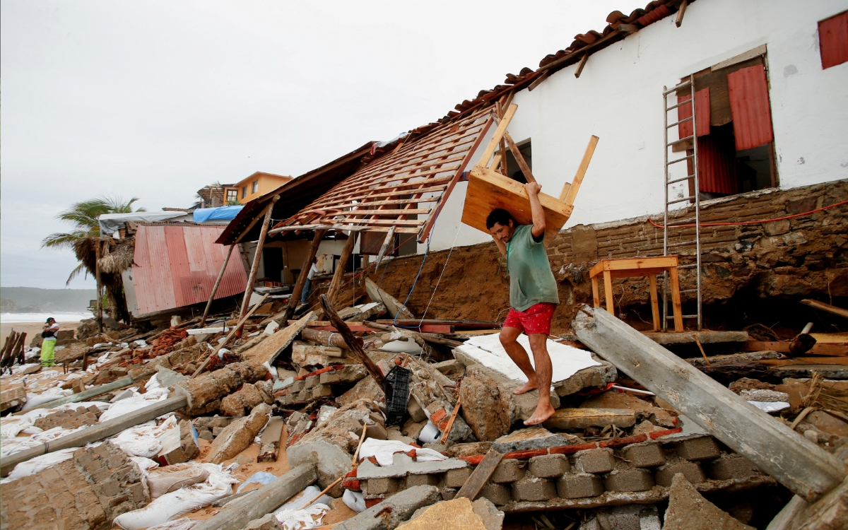 Suman dos muertos por el impacto del huracán Erick en Oaxaca