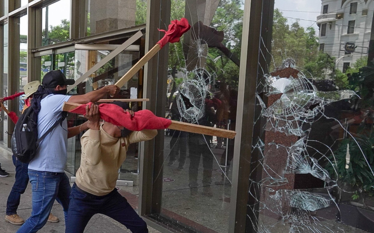 Vandalizan sede de la Secretaría de Bienestar durante marcha de CNTE | Video