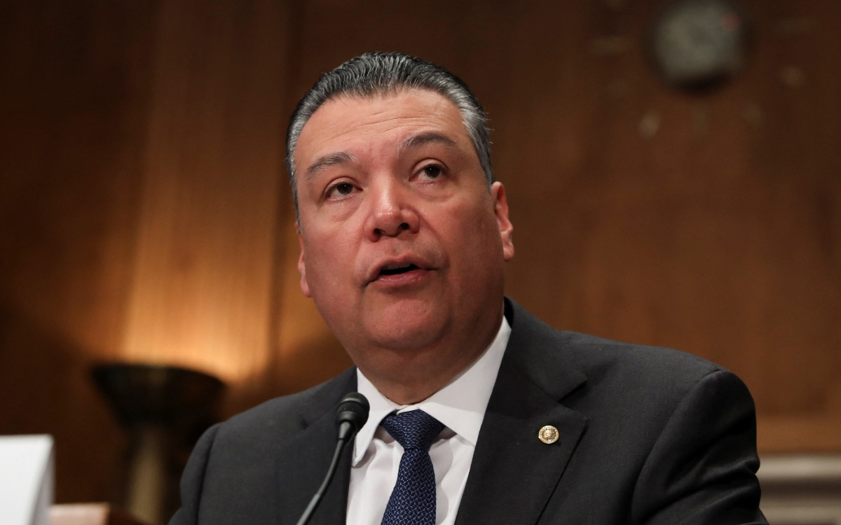 ¿Quién es Alex Padilla, senador demócrata sometido y expulsado de conferencia de Kristi Noem?