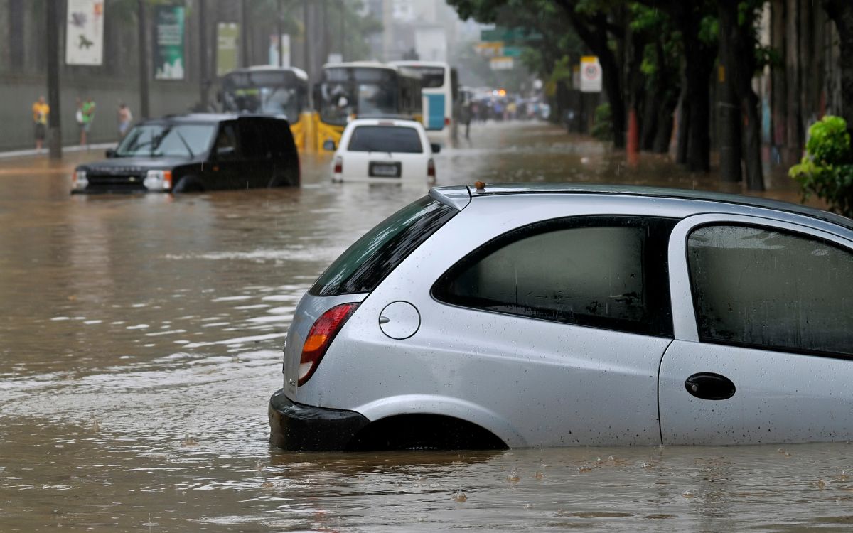 ¿Tu coche se quedó bajo el agua por las lluvias? Esto debes hacer, según AMIS