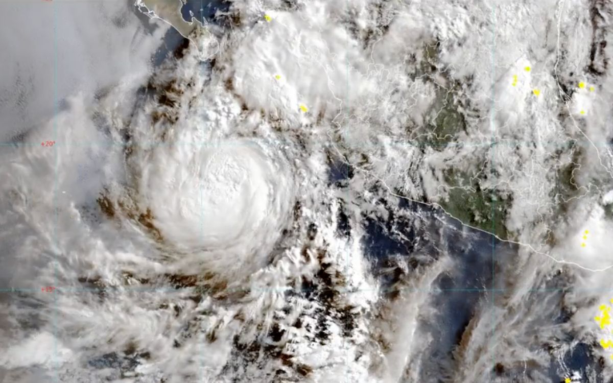 'Flossie' se degrada a categoría 2; continúan vientos fuertes y lluvias