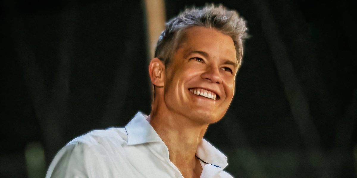 Timothy Olyphant es hilarante en su nuevo programa de Apple TV+, pero su serie de Netflix de 3 temporadas es aún más divertida