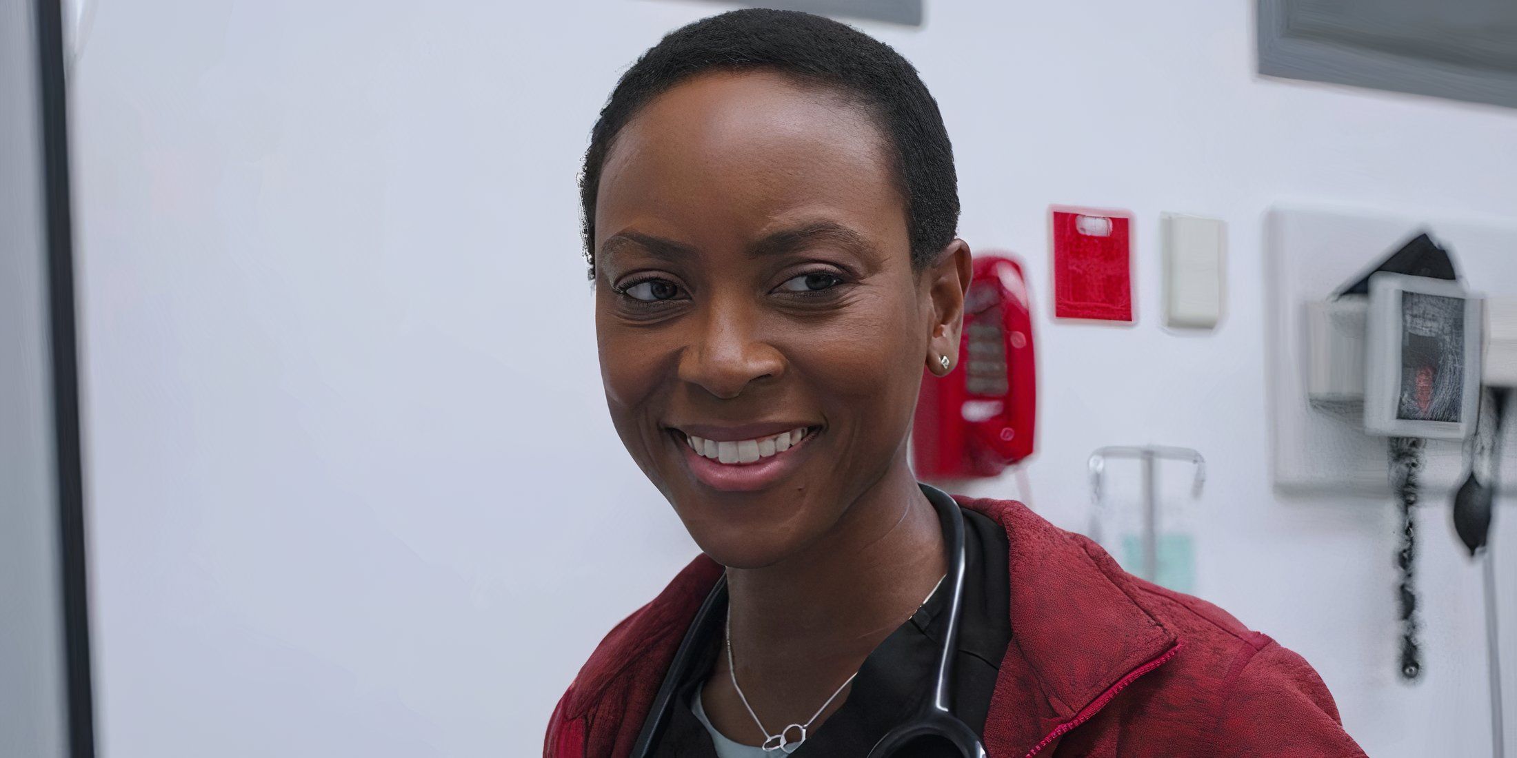 “Muchas sorpresas”: la estrella del Dr. Collins de Pitt aborda el estado de retorno de la temporada 2 y se burla del Dr. Robby Romance