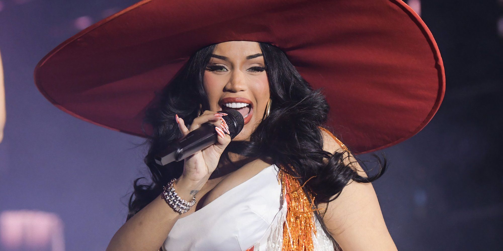 El nuevo anuncio de álbum de Cardi B rinde homenaje a la icónica película de terror de 62 años